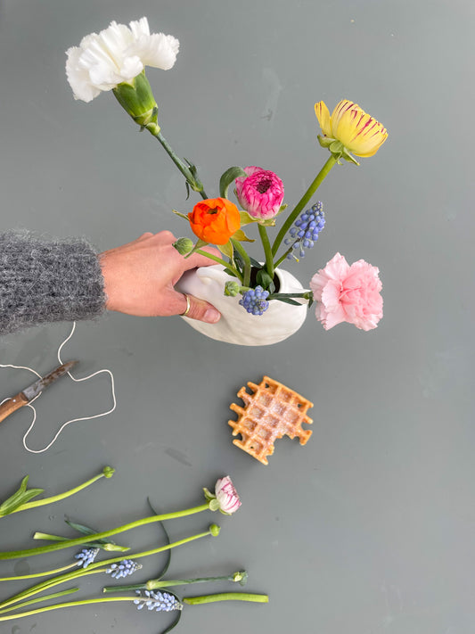 Vase mit Griffloch und Blumen